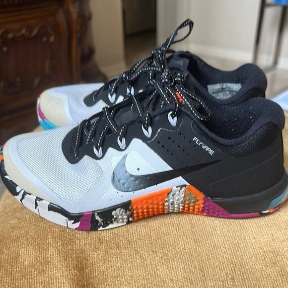 Nike Black and White Sneakers with Multicolored Sole - Picture 4 of 8